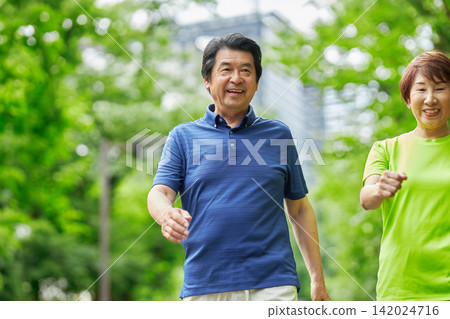 一對老年夫婦外出散步 一對老年夫婦外出散步 142024716