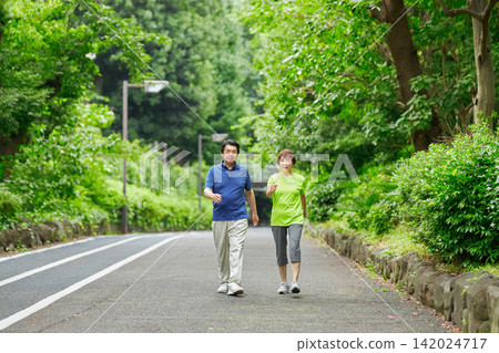 一對老年夫婦外出散步 142024717