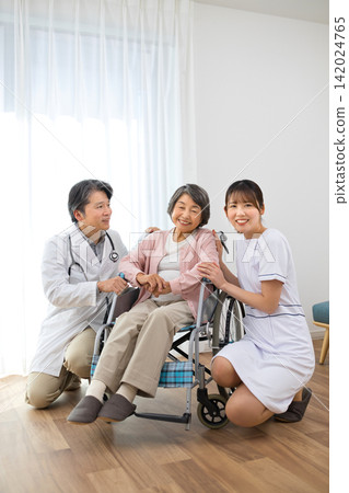 Senior woman in a wheelchair and a medical worker Senior woman in a wheelchair and a medical worker 142024765