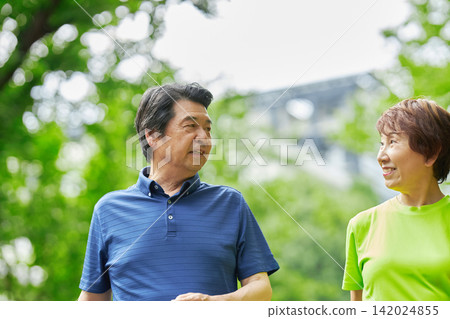 一對老年夫婦外出散步 一對老年夫婦外出散步 142024855