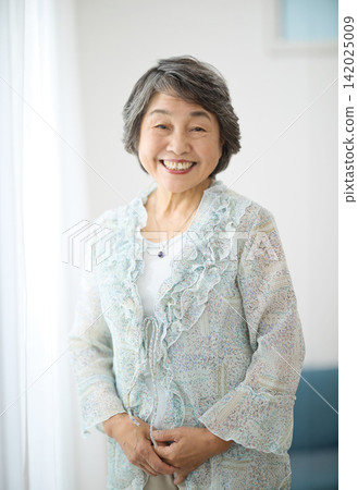 Portrait of an 80-year-old woman Portrait of an 80-year-old woman 142025009