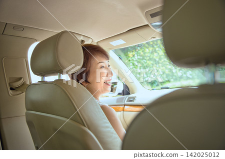 一對老年夫婦開車外出 一對老年夫婦開車外出 142025012