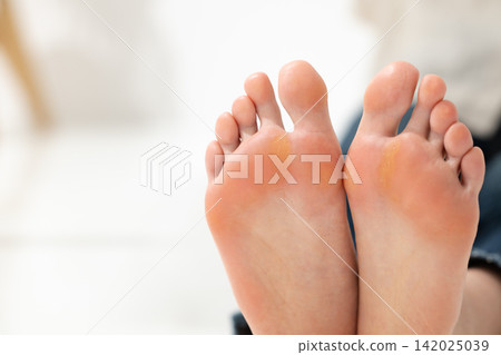 Female foot soles Female foot soles 142025039