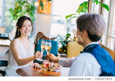 新郎新娘喝婚禮香檳 142025952