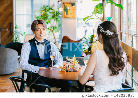 Wedding image: Champagne toast Wedding image: Champagne toast 142025955
