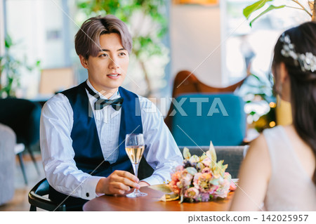 Wedding image: Champagne toast Wedding image: Champagne toast 142025957