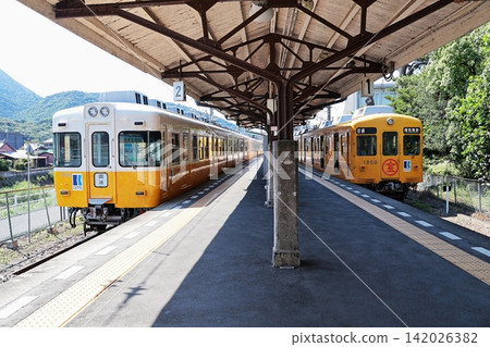 高松琴平電鐵琴平線的一列火車停靠在琴電琴平站的月台上。 高松琴平電鐵琴平線的一列火車停靠在琴電琴平站的月台上。 142026382