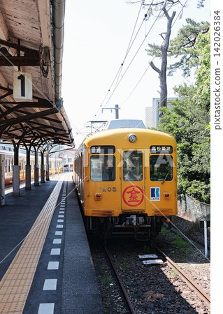 高松琴平電鐵琴平線的一列火車停靠在琴電琴平站的月台上。 高松琴平電鐵琴平線的一列火車停靠在琴電琴平站的月台上。 142026384