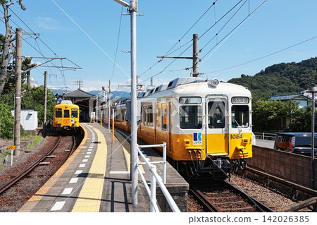 高松琴平電鐵琴平線的一列火車停靠在琴電琴平站的月台上。 高松琴平電鐵琴平線的一列火車停靠在琴電琴平站的月台上。 142026385