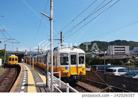 高松琴平電鐵琴平線的一列火車停靠在琴電琴平站的月台上。 高松琴平電鐵琴平線的一列火車停靠在琴電琴平站的月台上。 142026387