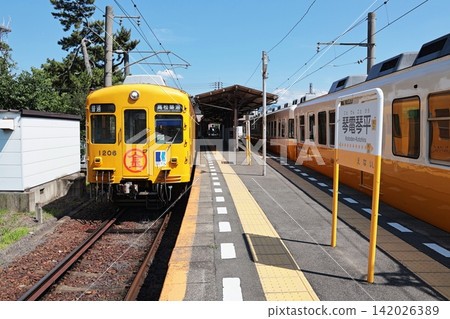 高松琴平電鐵琴平線的一列火車停靠在琴電琴平站的月台上。 高松琴平電鐵琴平線的一列火車停靠在琴電琴平站的月台上。 142026389