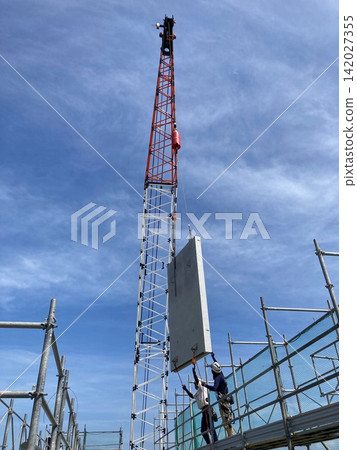 起重機將預製板吊向藍天。 起重機將預製板吊向藍天。 142027355
