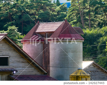 The silo and cowshed at Koiwai Farm in Iwate Prefecture, beloved by Kenji Miyazawa, dates back to the Meiji era. The silo and cowshed at Koiwai Farm in Iwate Prefecture, beloved by Kenji Miyazawa, dates back to the Meiji era. 142027443
