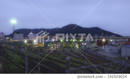 [Ratio change cropping] Mount Hakodate from an overpass near JR Hakodate Transportation Depot 142028024
