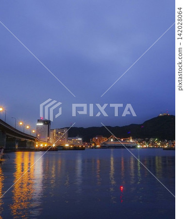 [Aspect ratio changed, cropped, partially retouched] Including the boat harbor, Tomoe Bridge, tourist spots, and Mount Hakodate. 142028064