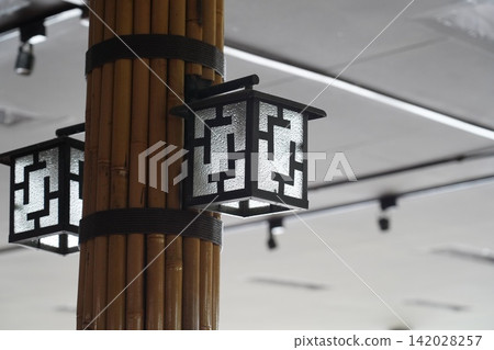 Elegant Bamboo Pole with Geometric Pattern Lanterns Elegant Bamboo Pole with Geometric Pattern Lanterns 142028257