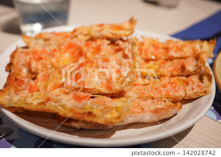 Pan con tomate(番茄麵包),一道傳統的西班牙菜餚。 Pan con tomate(番茄麵包),一道傳統的西班牙菜餚。 142028742