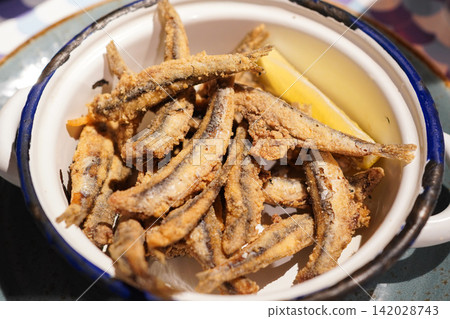 一道經典的西班牙小吃:炸鳳尾魚(boquerones)。 一道經典的西班牙小吃:炸鳳尾魚(boquerones)。 142028743