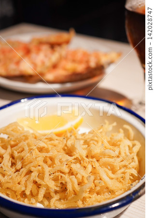 西班牙點心:香脆炸鳳尾魚配檸檬。 西班牙點心:香脆炸鳳尾魚配檸檬。 142028747