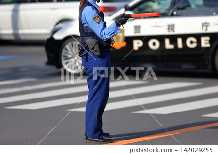 警察指揮交通的畫面。 警察指揮交通的畫面。 142029255