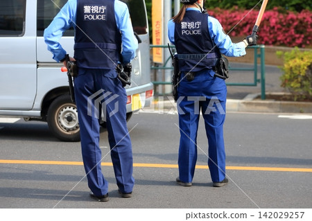 警察指揮交通的畫面。 警察指揮交通的畫面。 142029257