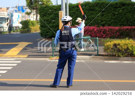 警察指揮交通的畫面。 警察指揮交通的畫面。 142029258