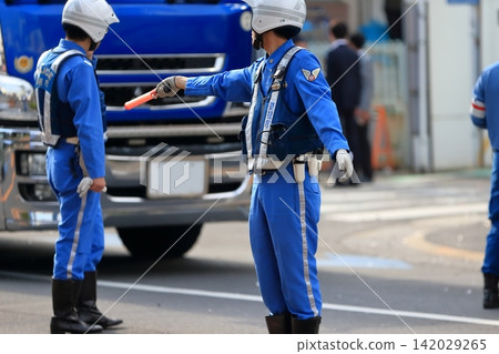 Image of a police officer directing traffic. 142029265