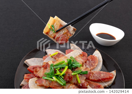 steamed Taro with Chinese Cured Meat Dish steamed Taro with Chinese Cured Meat Dish 142029414