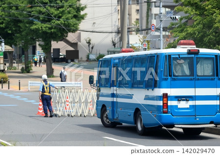 警察進行交通管制(圖) 警察進行交通管制(圖) 142029470