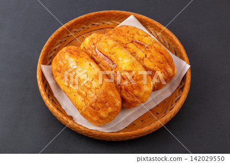 pineapple Diced Fruit Filled Sweet Bread Bun pineapple Diced Fruit Filled Sweet Bread Bun 142029550