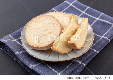 crispy White Chocolate Coated Butter Toast Slices 142029583