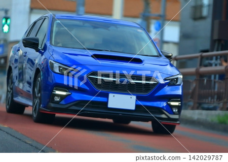 一張藍色日本運動轎車的圖片 一張藍色日本運動轎車的圖片 142029787