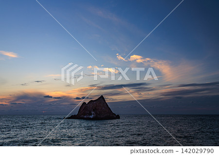 黃昏時分,積丹半島海岸上空展現出一幅如詩如畫的日落景象,奇特的岩石地形「圓石」與浩瀚洶湧的海洋交相輝映。 黃昏時分,積丹半島海岸上空展現出一幅如詩如畫的日落景象,奇特的岩石地形「圓石」與浩瀚洶湧的海洋交相輝映。 142029790