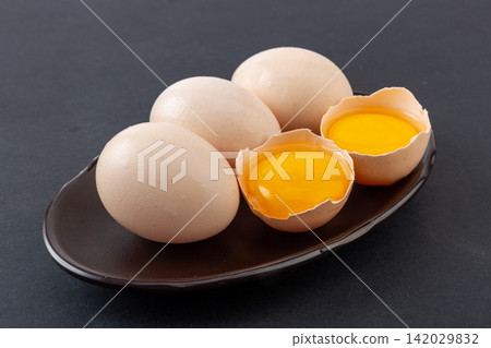 white Shell Chicken Eggs with Fresh Egg Yolk Food Ingredient white Shell Chicken Eggs with Fresh Egg Yolk Food Ingredient 142029832