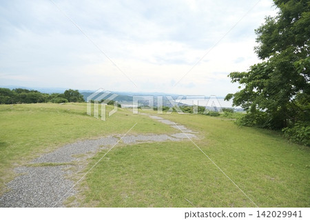 從綠草茵茵的山坡上可以俯瞰大海和城鎮，視野開闊，景色優美。 142029941