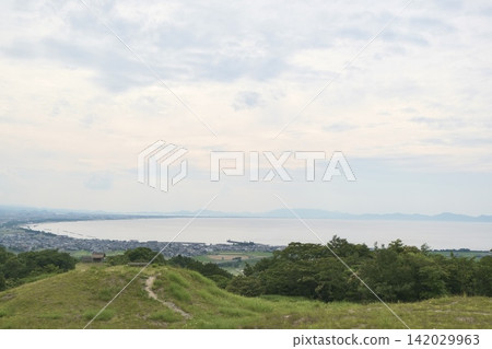 從山頂俯瞰大海和城鎮,可欣賞到寧靜的全景。 從山頂俯瞰大海和城鎮,可欣賞到寧靜的全景。 142029963