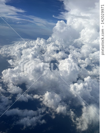 從高空俯瞰的雲層，就像從飛機上看到的那樣。 142029971