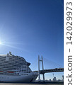 在湛藍的天空下，一艘豪華遊輪正等待啟航。 142029973