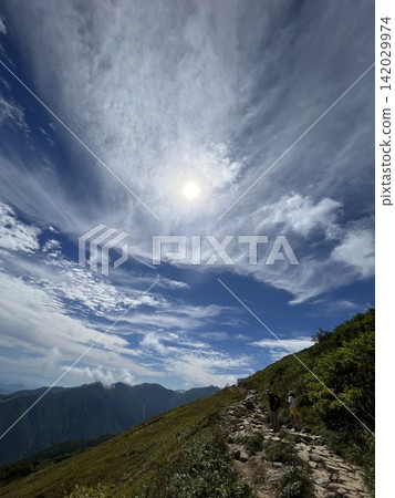 壯麗的山景和天空景色 壯麗的山景和天空景色 142029974