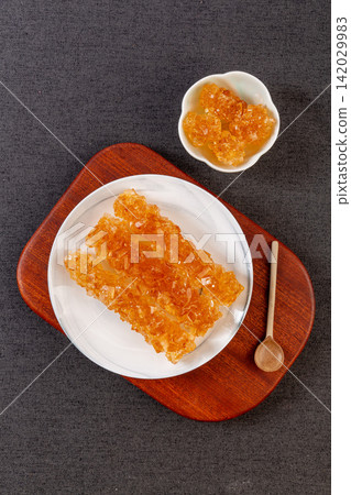 yellow Rock Sugar Crystals Traditional Sweet Food Ingredient yellow Rock Sugar Crystals Traditional Sweet Food Ingredient 142029983