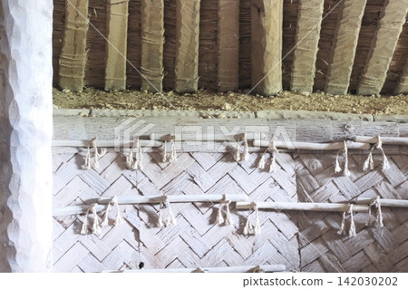 重建後的房屋內部以編織木牆和繩索裝飾為特色。 重建後的房屋內部以編織木牆和繩索裝飾為特色。 142030202