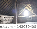 The interior space of an ancient building where the pillars and wooden framework of a pit dwelling are visible. 142030408