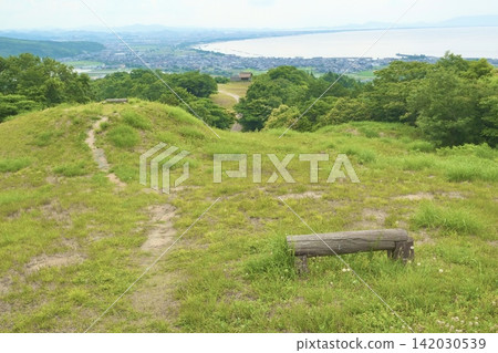 從山頂長椅上可以俯瞰海濱小鎮全景。 從山頂長椅上可以俯瞰海濱小鎮全景。 142030539