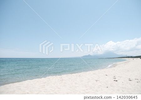 A summer coastal scene with white sandy beaches and a blue sea. 142030645