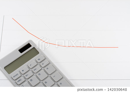 A graph that illustrates a downward trend. A graph that illustrates a downward trend. 142030648
