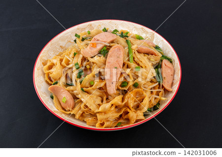 stir Fried Knife Cut Noodles with Sausage Food 142031006