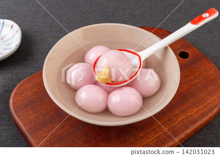 white Peach Oolong Tea Glutinous Rice Balls Dessert 142031023