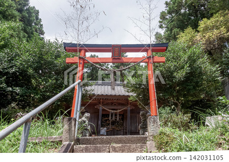 禦見森神社的鳥居和神社建築,當地人稱為禦見町神社。 禦見森神社的鳥居和神社建築,當地人稱為禦見町神社。 142031105