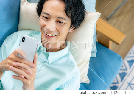 看著智能手機的男人 142031164