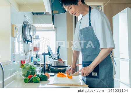 一個年輕人做飯 142031194